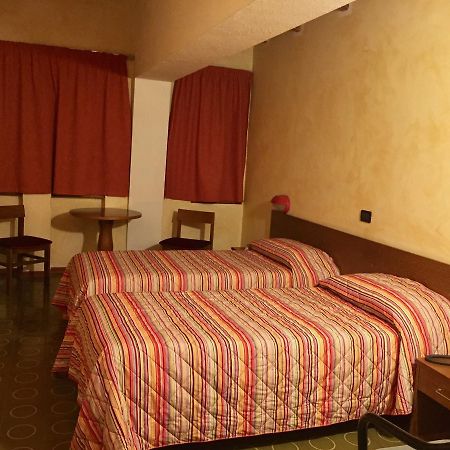Hotel Sarre Екстериор снимка