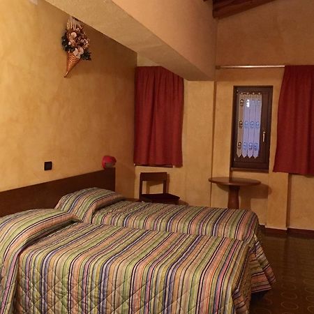 Hotel Sarre Екстериор снимка