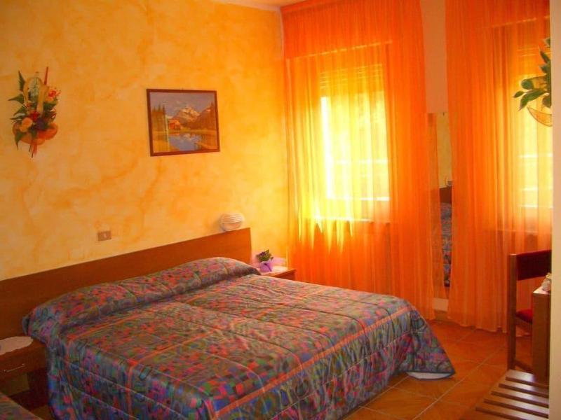 Hotel Sarre Екстериор снимка