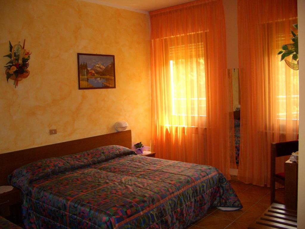 Hotel Sarre Екстериор снимка