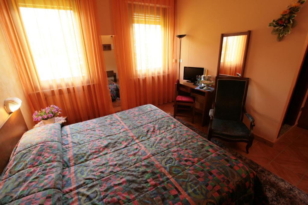 Hotel Sarre Екстериор снимка