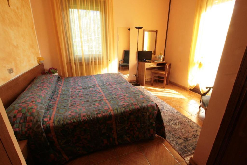 Hotel Sarre Стая снимка