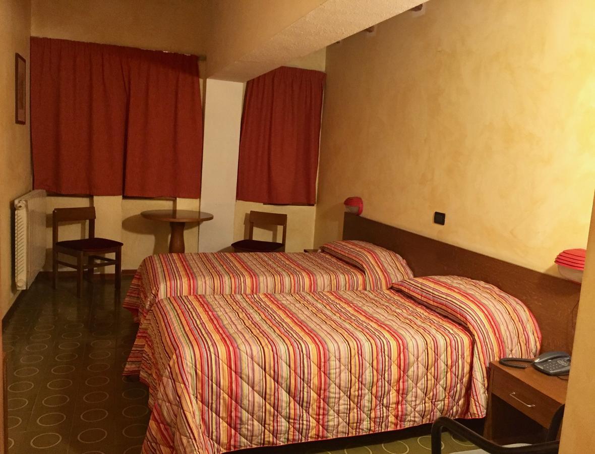 Hotel Sarre Екстериор снимка