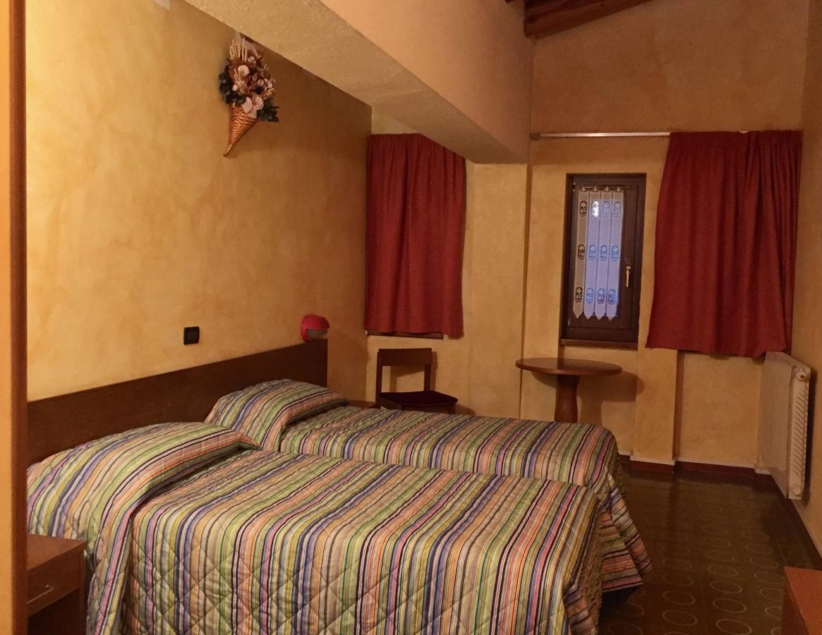 Hotel Sarre Екстериор снимка