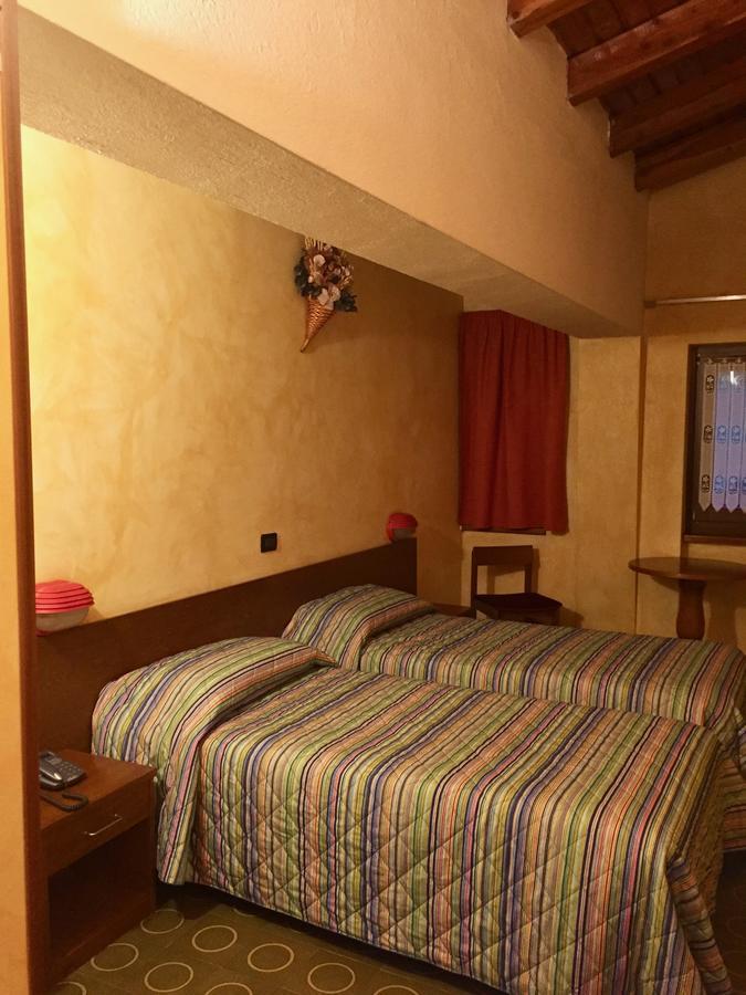 Hotel Sarre Екстериор снимка