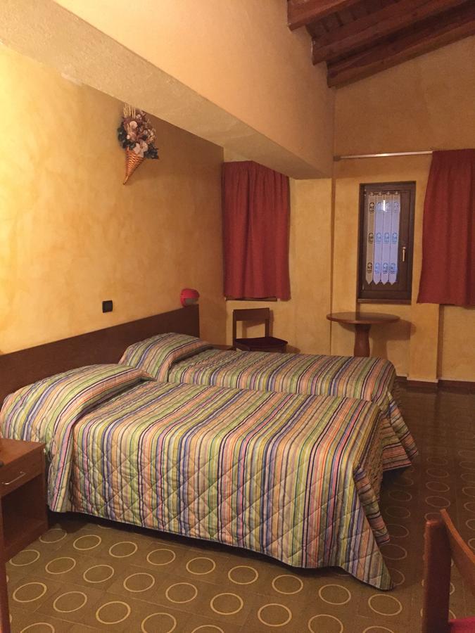 Hotel Sarre Екстериор снимка